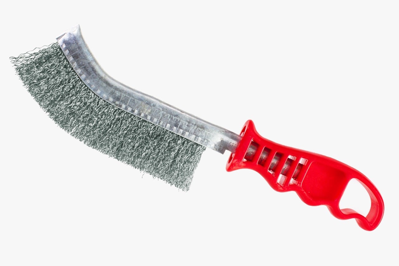 ESCOVA MANUAL COM CABO PLASTICO 1 FILEIRA AÇO CARBONO PEQUI